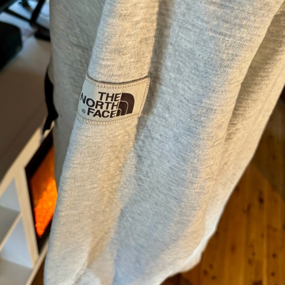 ⭐️The North Face Light Gray Hooded Pullover Sweatshirt w/Large Kangaroo Pocket⭐️ - Picture 4 of 13